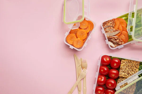 平躺与健康食品安排在食品容器和餐具在粉红色隔离 — 图库照片