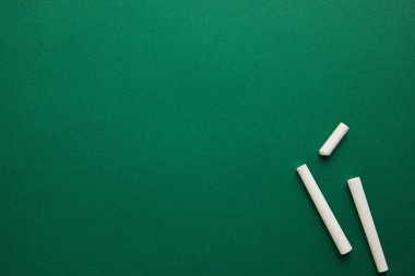 Beyaz tebeşirler üstten görünüm üzerinde yeşil yazı tahtası