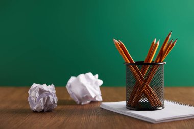 kurşun kalem, defterini ve yeşil kara tahta arka plan ile buruşuk kağıtlar 
