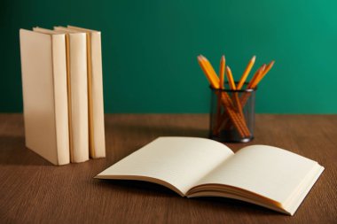 açık ders kitabı, kitap ve kalemleri ahşap tablo