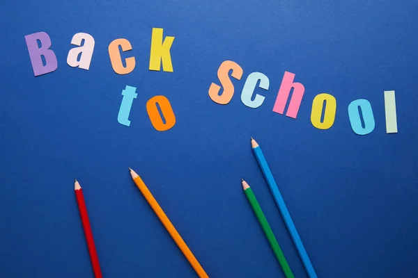 Vue Haut Lettrage Retour École Avec Crayons Sur Fond Bleu — Photo