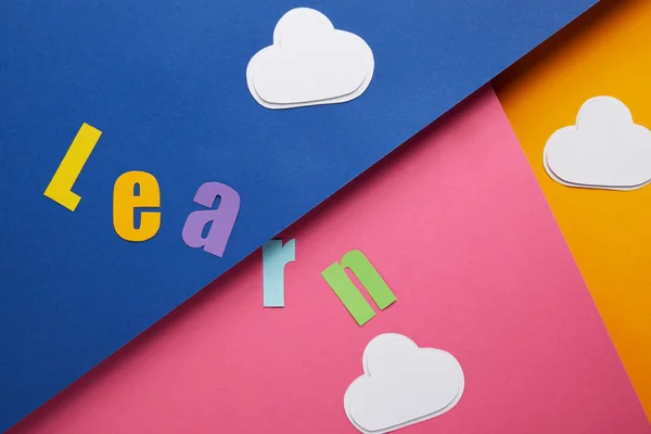 Lernen Schriftzug Mit Wolken Auf Buntem Papierhintergrund — kostenloses Stockfoto