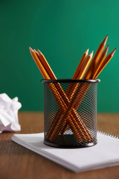 Bleistifte Auf Copybook Mit Grüner Kreidetafel Auf Hintergrund — kostenloses Stockfoto