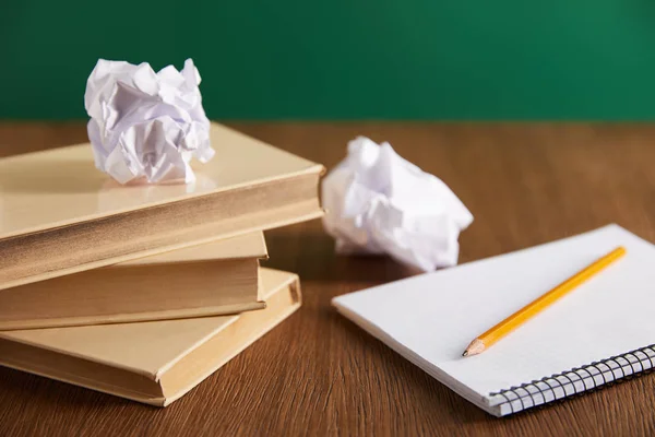 Boeken Beurt Verfrommeld Papier Potlood Houten Tafel — Stockfoto