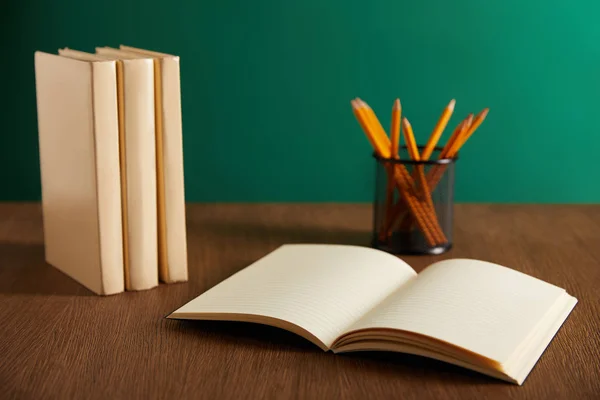 Open Leerboek Boeken Potloden Houten Tafel — Stockfoto