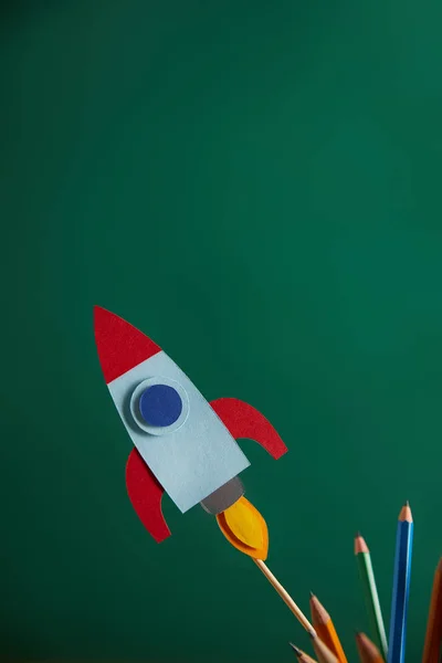 鉛筆と背景に緑の黒板にカラフルなロケット — ストック写真