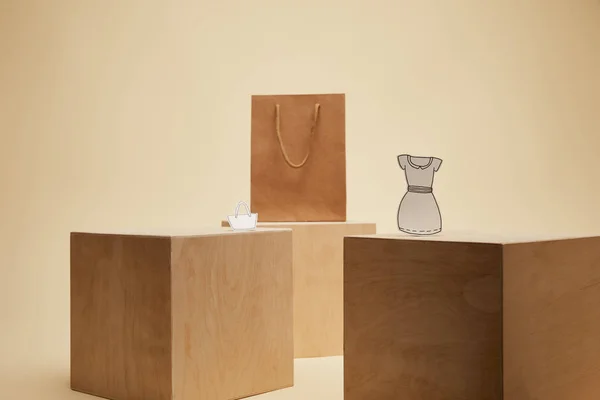 ショッピング バッグ 紙ベージュに分離された木製のキューブのドレスアップします  — 無料ストックフォト
