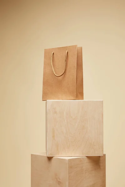 Τσάντα Για Ψώνια Ξύλινα Κυβάκια Που Απομονώνονται Μπεζ — Φωτογραφία Αρχείου