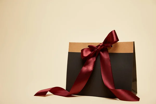 Fashionable Shopping Bag Burgundy Bow Isolated Beige — Free Stock Photo