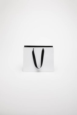 Kağıt alışveriş beyaz izole çantası bir siyah ve beyaz