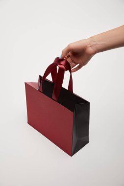 Bordo alışveriş tutan kız kırpılmış görüntü el izole üzerinde beyaz çanta 