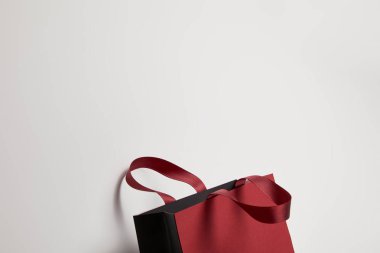 bir güzel Bordo alışveriş çantası beyaz