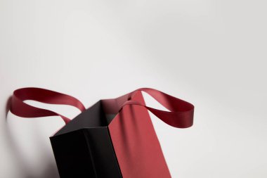 bir açık Bordo alışveriş çantası beyaz