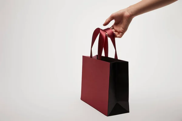 Abgeschnittenes Bild Eines Mädchens Mit Weinroter Einkaufstasche Auf Weißem Grund — Stockfoto