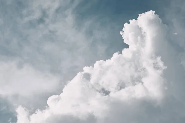 Hermosas nubes de color blanco fondo cielo con fondo azul cielo para el  copyspace Fotografía de stock  Alamy