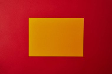 boş sarı kağıt üstten görünüm kırmızı yüzeyi