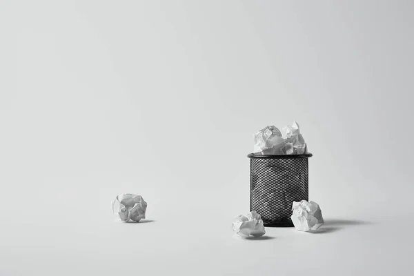 Lata Lixo Escritório Com Papéis Amassados Superfície Branca — Fotografia de Stock