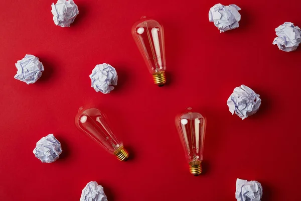 Top View Crumpled Papers Vintage Incandescent Lamps Red Tabletop — Free Stock Photo