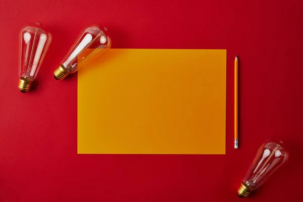 Vista Superior Papel Amarillo Blanco Con Lápiz Lámparas Incandescentes Sobre — Foto de Stock