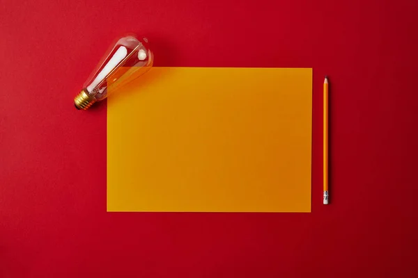 Vista Superior Papel Amarelo Branco Com Lápis Lâmpada Incandescente Superfície — Fotografia de Stock