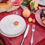 Piatti, forchetta e coltello sul tavolo in giardino