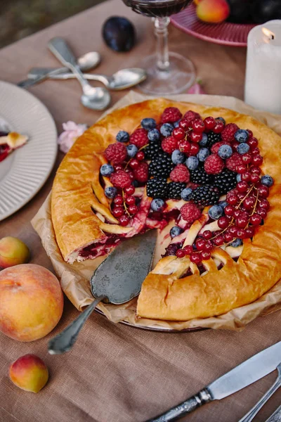 Delicious Berries Pie Table Garden — Free Stock Photo