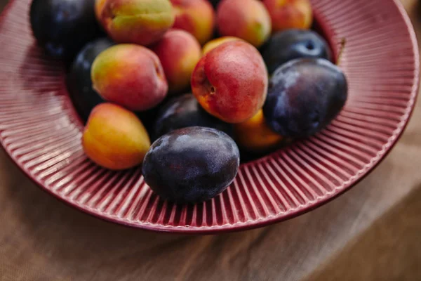 Close Van Rijpe Abrikozen Pruimen Plaat Tafel — Gratis stockfoto