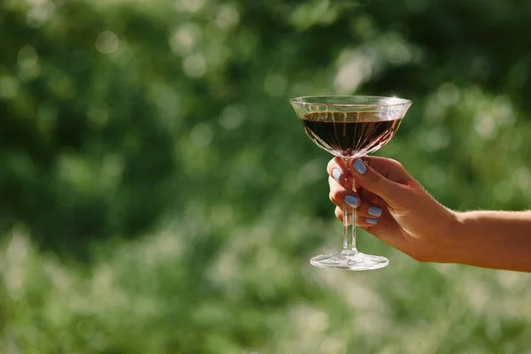 Imagem Cortada Mulher Segurando Vinho Acima Grama Verde — Fotografia de Stock