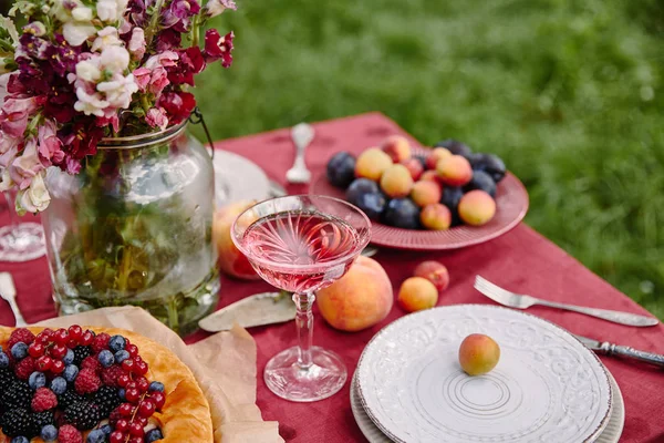 Tarta Bayas Vino Ramo Flores Mesa Jardín — Foto de Stock