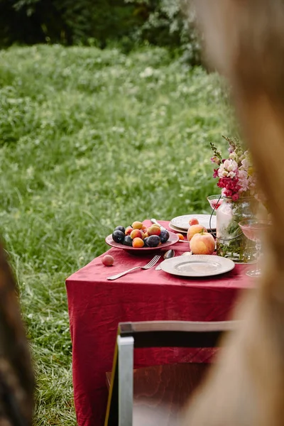 Bouquet Flowers Ripe Fruits Table Garden — Free Stock Photo