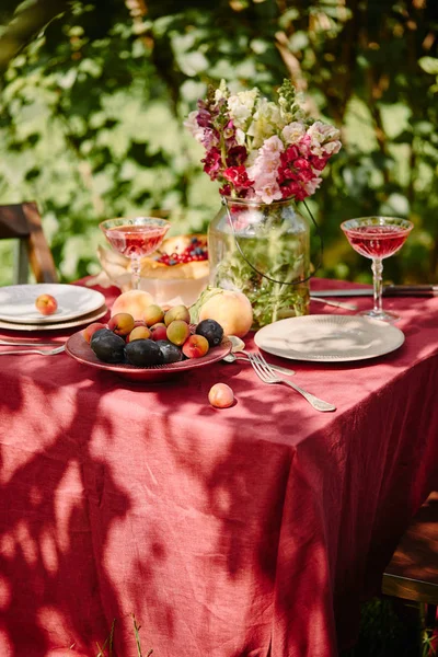 Yummy Fruits Wineglasses Bouquet Flowers Table Garden — Stock Photo, Image