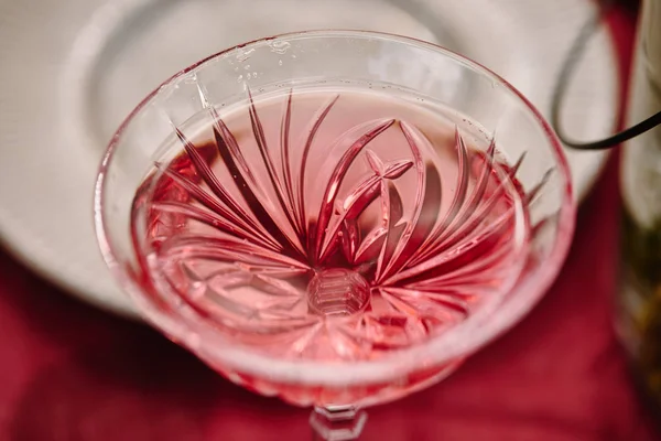 Weinglas Mit Rosa Wein Auf Dem Tisch Garten — Stockfoto