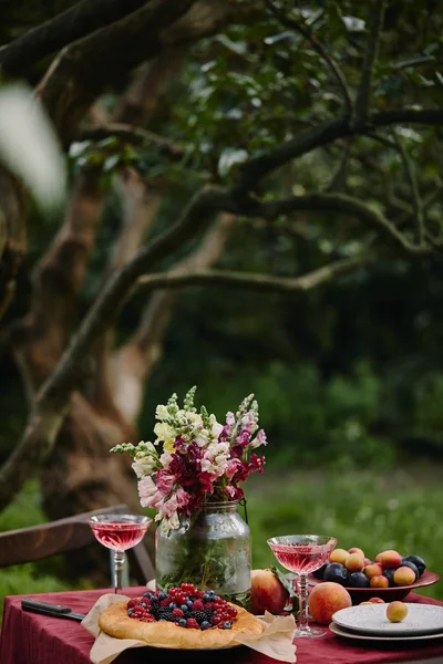 Blumenstrauß Glas Kuchen Und Weingläser Auf Dem Tisch Garten — Stockfoto
