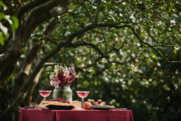 Bouquet Flowers Glass Jar Wineglasses Table Green Garden — Stock Photo, Image