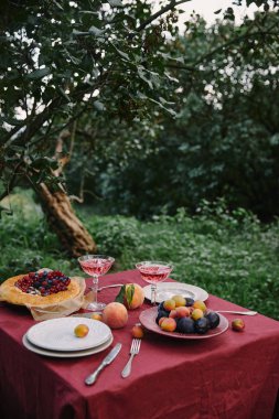 Erik, şarap ve tablo bahçede pasta plaka