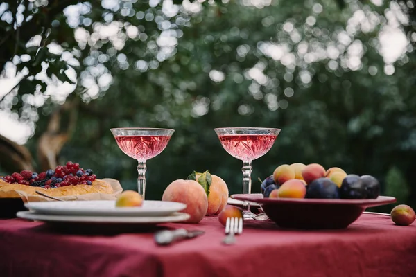 Nível Superfície Copos Vinho Torta Bagas Frutas Mesa Jardim — Fotografia de Stock