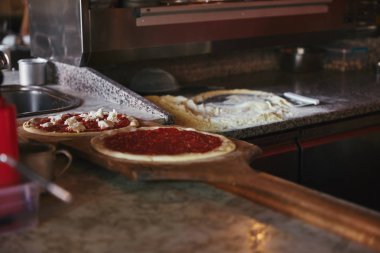 Lokanta mutfağı masada üzerinde pizza malzemeleri