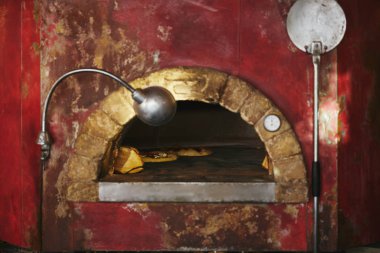 Duvar fırın içinde pizza pişirme ile lokanta mutfağı, yakın çekim vurdu