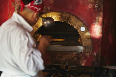 Lokanta mutfağı, taş fırın pizza alarak Şef kadeh kırpılmış