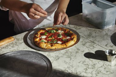tuz pizza margherita mermer masa üzerinde üzerine dökülüp kadın görüntüsünü kırpılmış