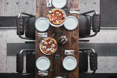 tepsiler ve Sofra Restoran, çeşitli pizza üstten görünüm