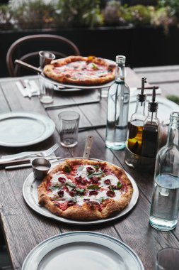 çeşitli lezzetli pizza Restoran tepsiler üzerinde