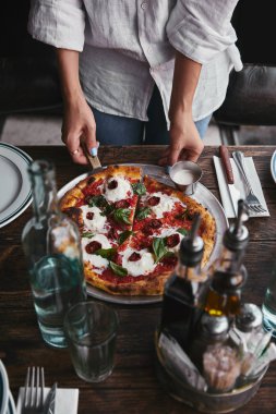 güzel pizza Restoran masaya su ile hizmet atış kırpılmış