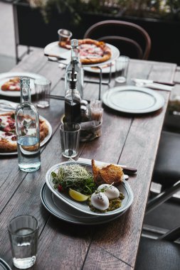 lezzetli salata ve tablo modern restoran, pizza