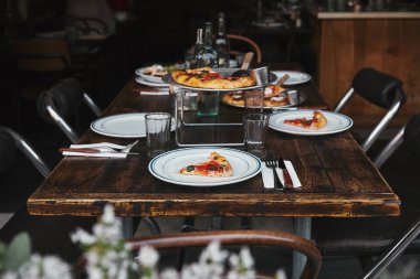 Tablo modern restoranda lezzetli pizza