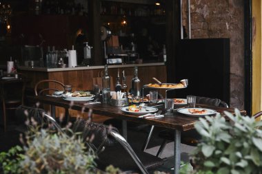 modern restoranda rustik masada İtalyan yemek