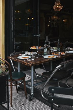 rustik tablo modern restoranda leziz yemek