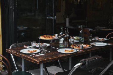 modern restoranda rustik masada lezzetli yemek