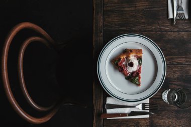 üstten görünüm lezzetli pizza dilimi ayarı ile plaka ve rustik ahşap masa