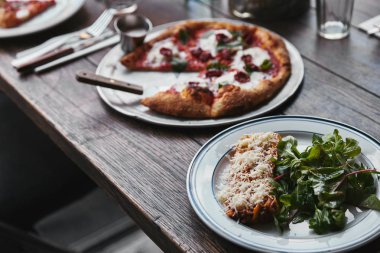 lezzetli pizza ve lazanya ahşap masa üzerinde yakın çekim çekim 
